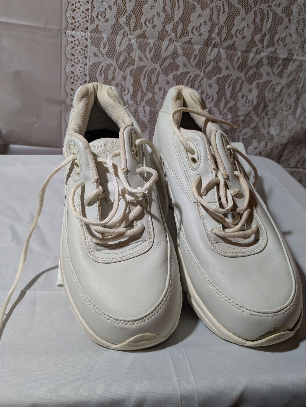 Aetrex Off-White Leather Sneakers with Cream Accents